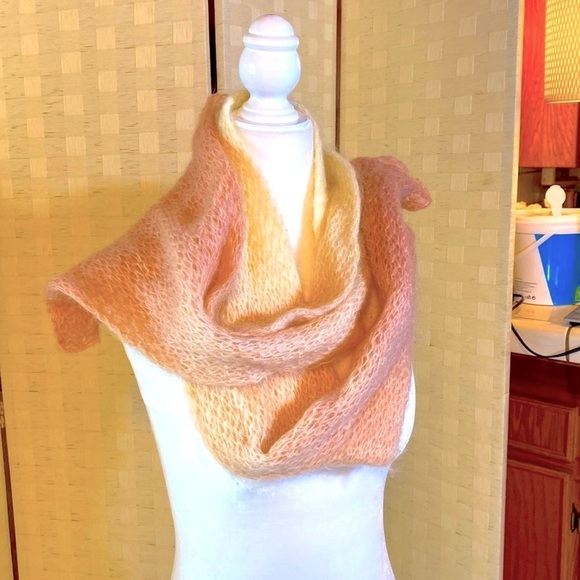 no brand Accessories - WHITE CREAM ROSE BARBIE PINK BLUSH TIPS WINTER SCARF - SO PRETTY! GUC
